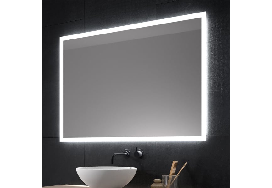Baño de diseño minimalista. Espejo con luz de led traserea para iluminación  ambiental. Revestimientos …