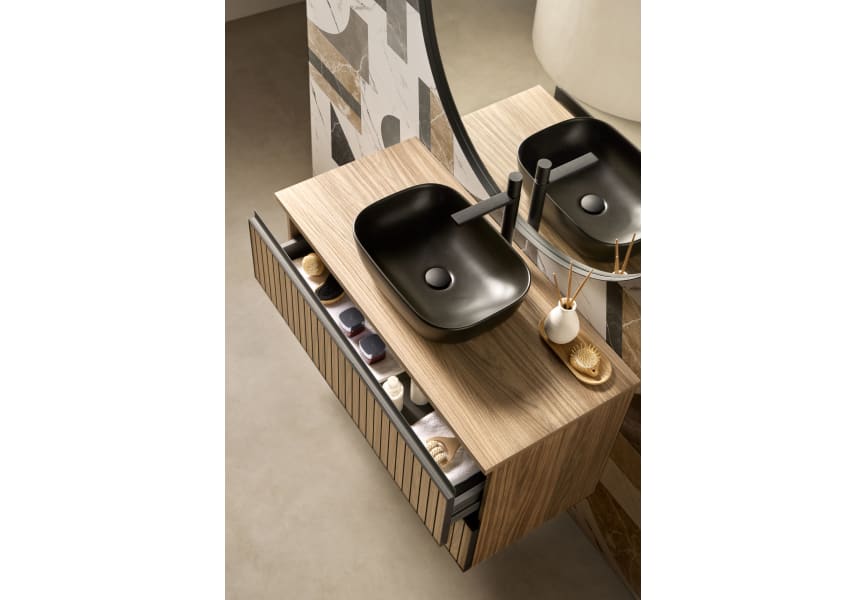 Conjunto de mueble de baño con lavabo sobre encimera negro Yuka Sanchís detalle 2