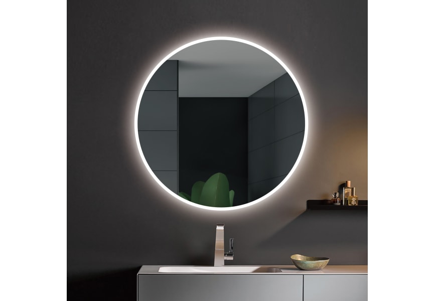 Baño de diseño minimalista. Espejo con luz de led traserea para