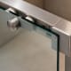 Conjunto plato de ducha con mampara Vetra Bruntec perfil plata brillo detalle 2
