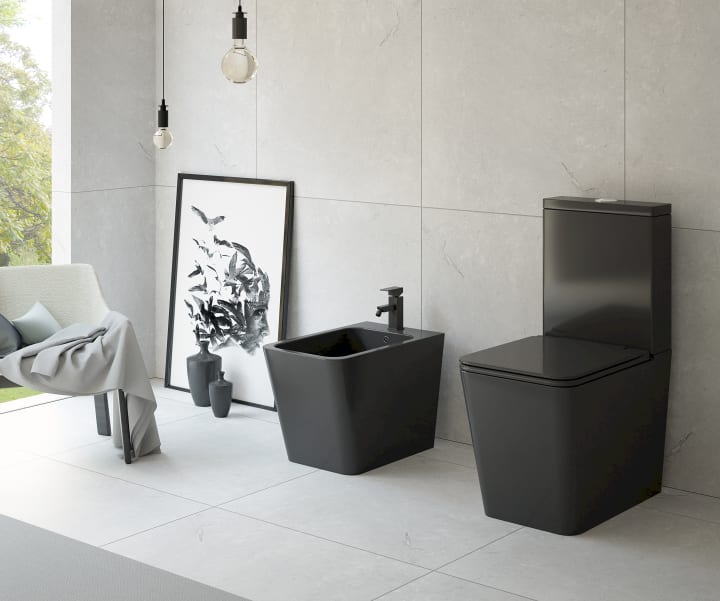 Inodoro Square negro mate Bruntec ambiente 2