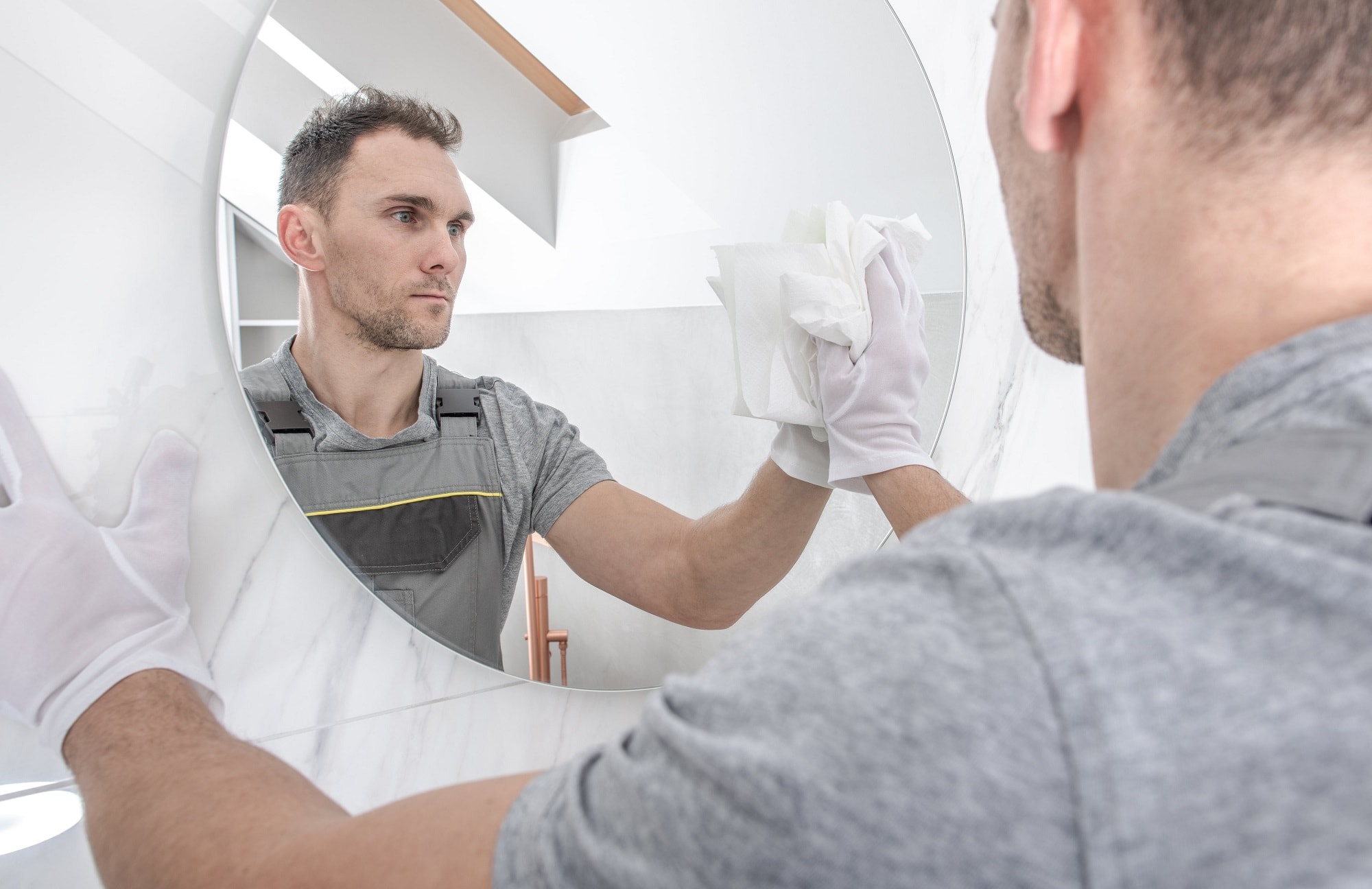 Todo lo que debes saber sobre instalar un espejo de baño
