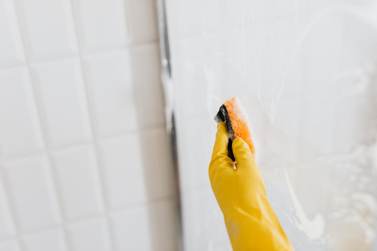 ¿Con qué limpiar la mampara de la ducha? Todas las claves